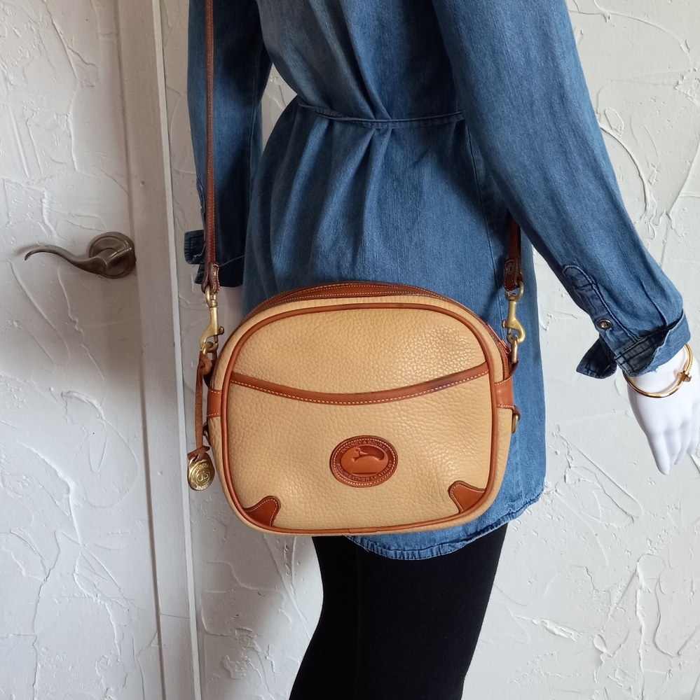 Dooney & Bourke Vintage Camera bag, rounded style, in Wheat